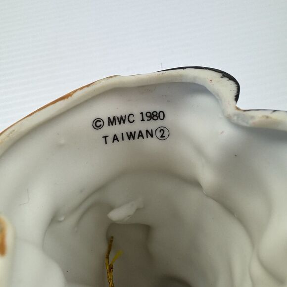 Vintage 1980 MWC Taiwan Ceramic Caroler Bell Figurine Boy Lantern Cat Christmas - Picture 8 of 10